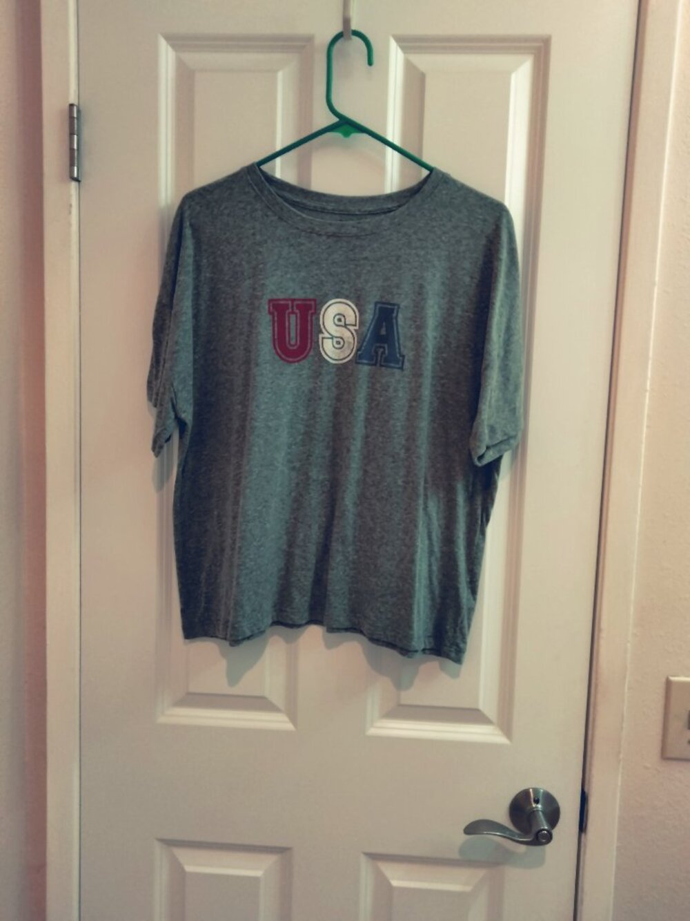 T Shirt Gray with "USA" on front in red/white/blue - Size XL in great condition